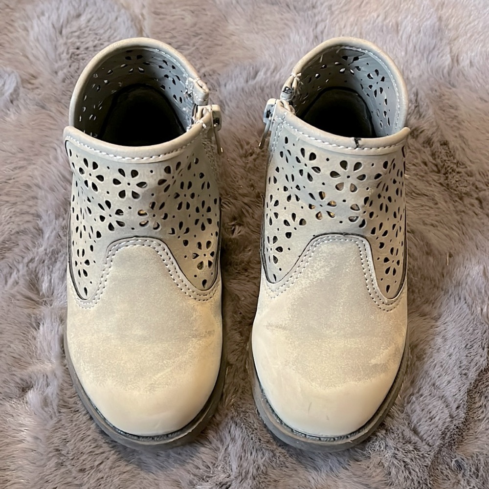 Oshkosh B’gosh Olive Ankle Booties Size 7 Toddler